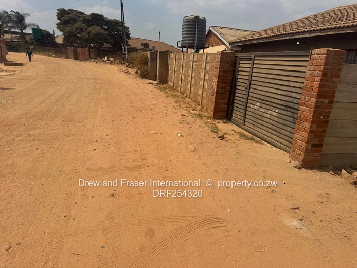300m² Stand with Main Road Frontage in Damofalls