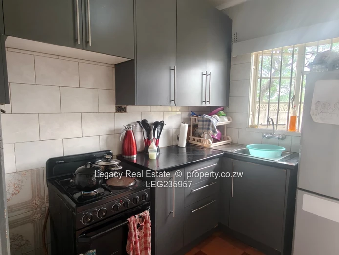 Investor’S Dream ,Main House Plus Self-Contained Cottage In Mabelreign