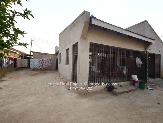 Secure Walled 4-Bed Home with Flatlet & Garage — Chitungwiza (Sole Mandate)