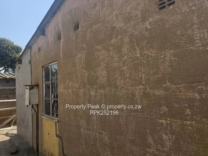 Glen Norah Main Road 2-Bed Home — Walled Yard, Good ZESA