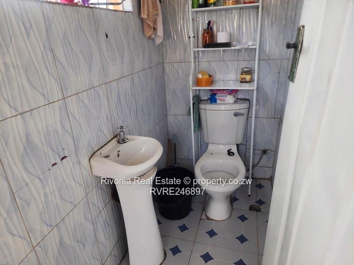 Mainway Meadows 4BR: Fitted Cupboards, 3 Baths & Borehole
