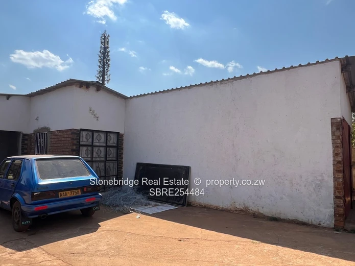 5 Bedroomed House in Emganwini For Sale