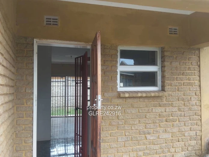 Madokero 2-Bed Garden Flat - Built-in Cupboards & Borehole