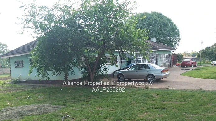 Executive Emerald Hill Estate: Large Stand, Borehole, and Deeds