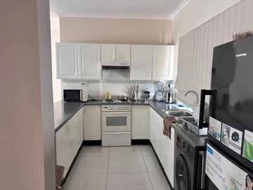 2 Bedroom Flat & Apartment