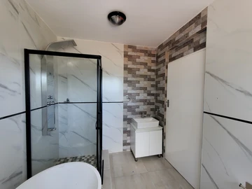 4 Bedroom Flat & Apartment