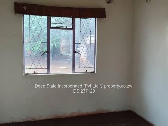 Warrent D house for sale (150m from Bulawayo road)