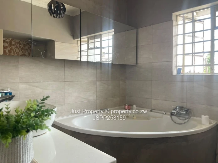 Upper Avenues modern garden flat diplomatic community 