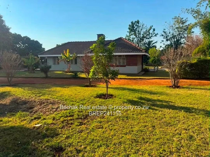 Classic Kumalo Bungalow: 4 Beds, Pool & Large Garden