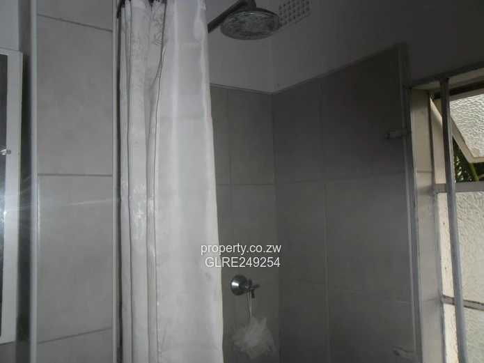 Marlborough 2-Bed Garden Flat — Borehole & Paved Courtyard