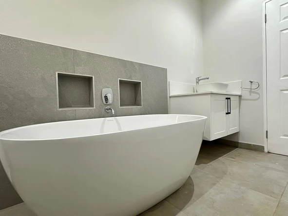 2 Bedroom Flat & Apartment