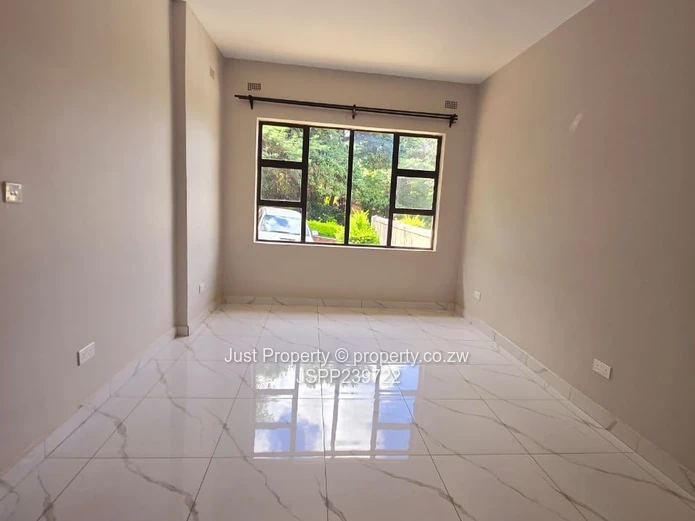 Modern 4-Bed Flat - Open Plan & Borehole in Gletwin Park