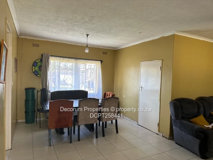 3BR Ashdown Park Bungalow — Verandah, Driveway & Flatlet