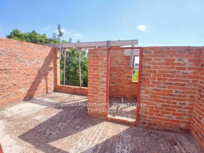 Incomplete 7 bedroomed house in Gletwin 