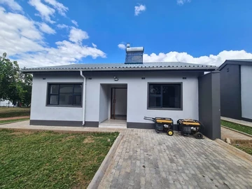 Modern 2-Bedroom Townhouse In Secure Complex
