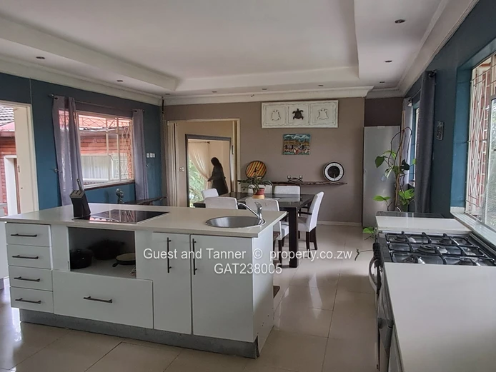 Luxury Glen Lorne House for Sale – 5 Bedrooms, Spa, Solar, Borehole & 7,000 sqm Stand