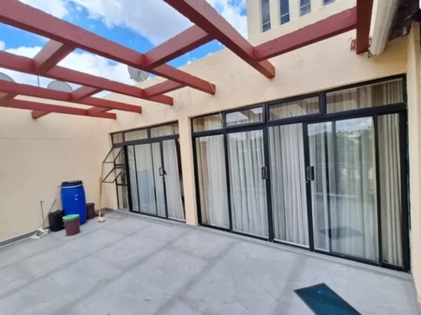 2 Bedroom Flat & Apartment