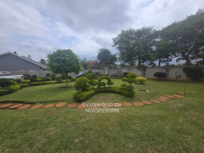 Montrose, Bulawayo South — 3-Bed House on 1600m² with Pool & Borehole