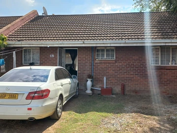 Meyrick park 2beds Garden flat in Richwell asking $77k