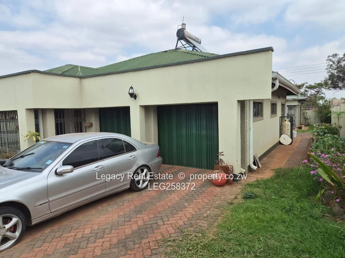 Ashdown Park 4-Bed Walled House with Garage & Fitted Kitchen