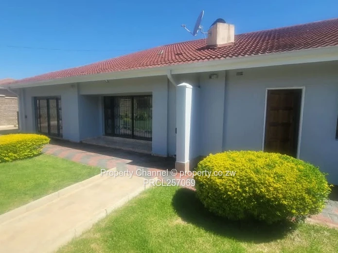 Spacious 7-Bed Home with Pool & Borehole, Greystone Park