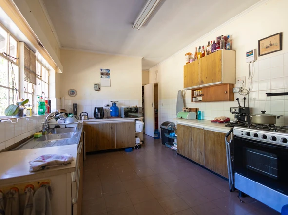 Home With A Cottage In Quiet Close