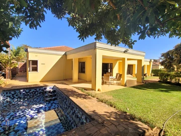 Spacious 3-bedroom townhouse close to shops and amenities