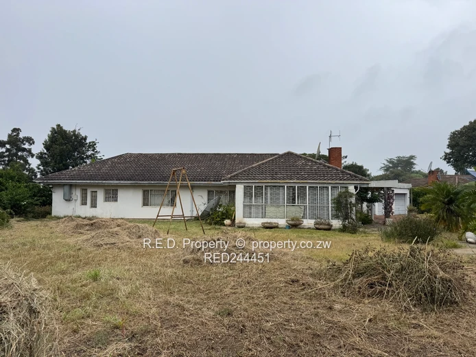 Well-Located Family Home In Woodlands!