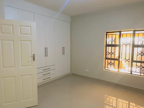 4 Bedroom Flat & Apartment