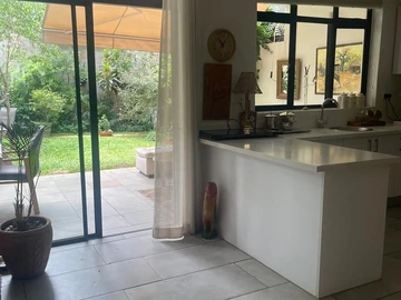 2 Bedroom Flat & Apartment