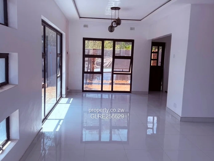 Modern glass-front 4-bed flat in Hatfield with borehole