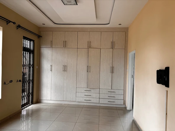 5 Bedroom Flat & Apartment