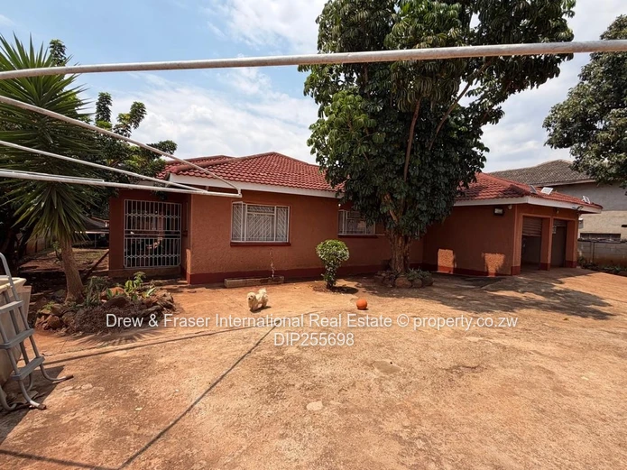Westgate 4-bed: Spacious Tiled Kitchen, Dining & Borehole