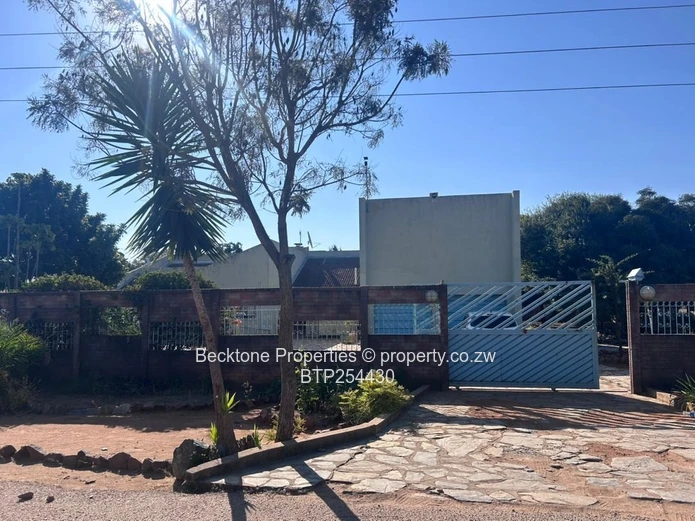 Selbourne Park: 4-Bed Home with Pool on 2500m²