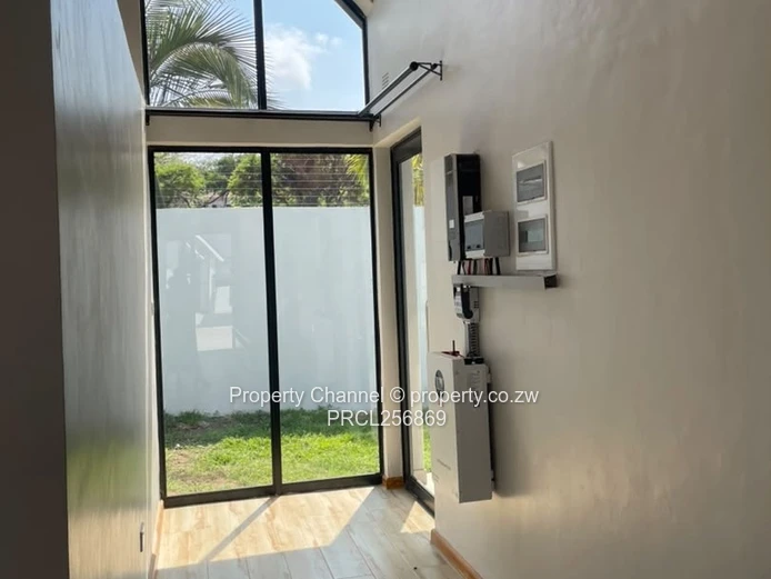 Stunning 3-Bed Home with Vaulted Beams & Kitchen Island