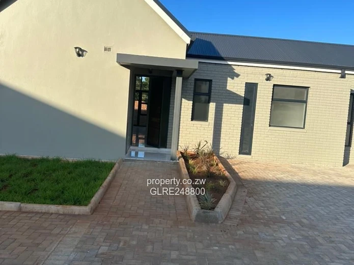 Spacious Glass-Front 3-Bed Townhouse in Bluff Hill - Borehole