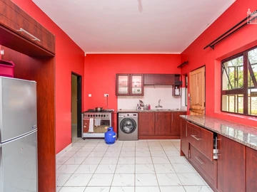 5 Bedroom Flat & Apartment