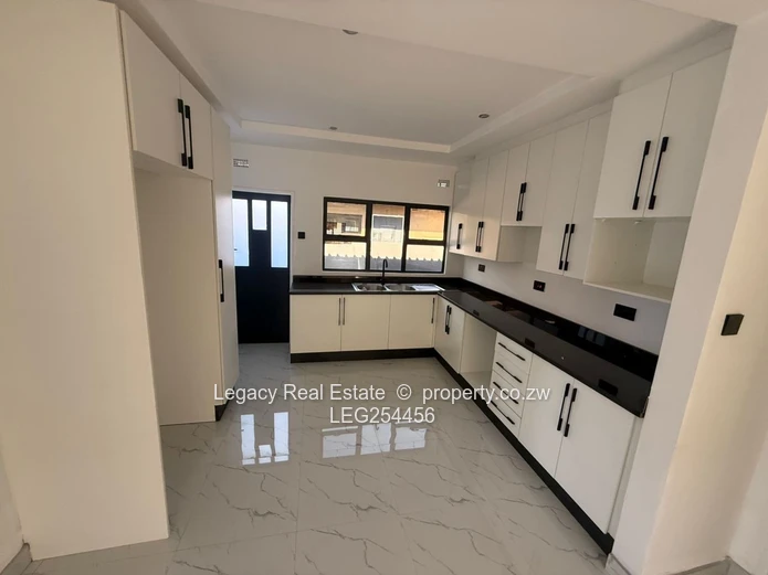 Tynwald 3-Bed: Tiled Living, Fitted Kitchen & Walk-in Closet (Sole Mandate)