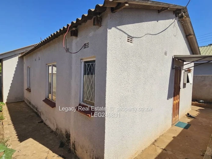 Cozy 3-Bed Walled Home in Kuwadzana - Verandah & Garden