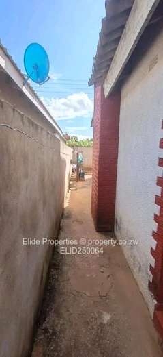 Well-kept 3-Bed Kuwadzana Home - Verandah & Walled