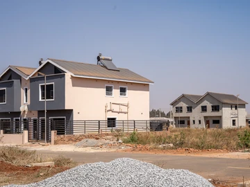 2 Bedroom Flat & Apartment