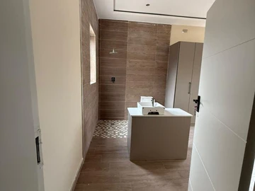 4 Bedroom Flat & Apartment