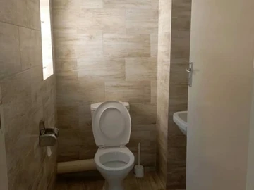 4 Bedroom Flat & Apartment