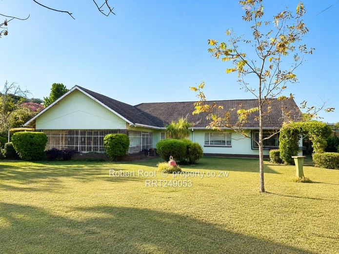 Spacious Family Home with Excellent Potential (Sole Mandate)