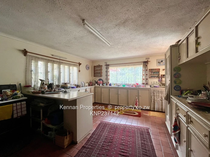 3 bed townhouse set in a large garden with lovely trees