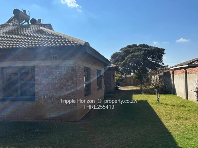 Spacious 4-Bed Westgate Home with Double Garage & Borehole