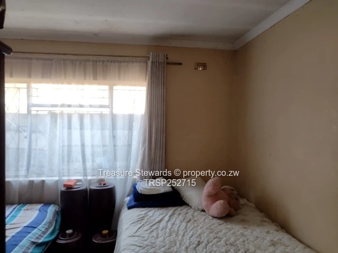 3-Bed Flat in Waterfalls — Walled Yard, Fitted Kitchen & Solar