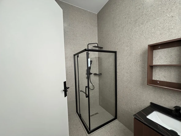 4 Bedroom Flat & Apartment