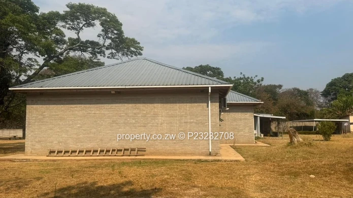 Newlands Office: 780m² with 10 Big Offices + a Conference Space on 6,100m² — Paved Drive & Borehole