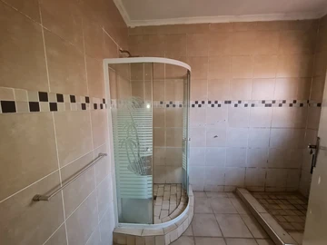 3 Bedroom Flat & Apartment